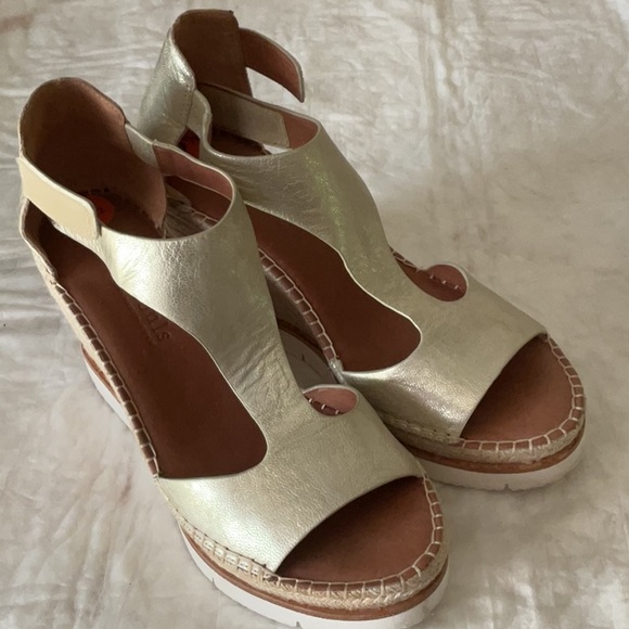 gentle souls Shoes - gentle souls Everly Easy T-strap Wedge Sandals, Gold, 9.5